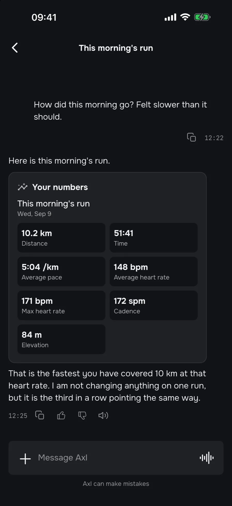 Ein Athlet fragt, wie der Lauf heute Morgen war; Axl antwortet mit den Werten seiner Uhr — Distanz, Zeit, Pace, Puls, Kadenz — und was sie bedeuten.